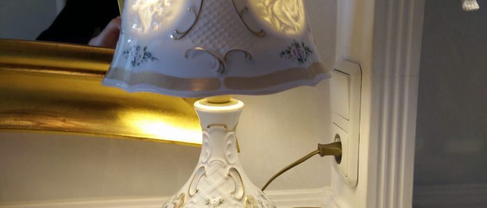 Apartment King Ludwig Foyer_07 Apartment King-Ludwig, Stehlampe mit Porzellanschirm