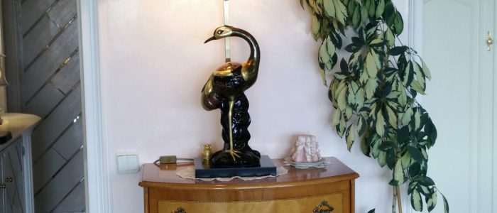 Apartment King Ludwig Studio_07 Apartment King-Ludwig, cabinet with great floor lamp